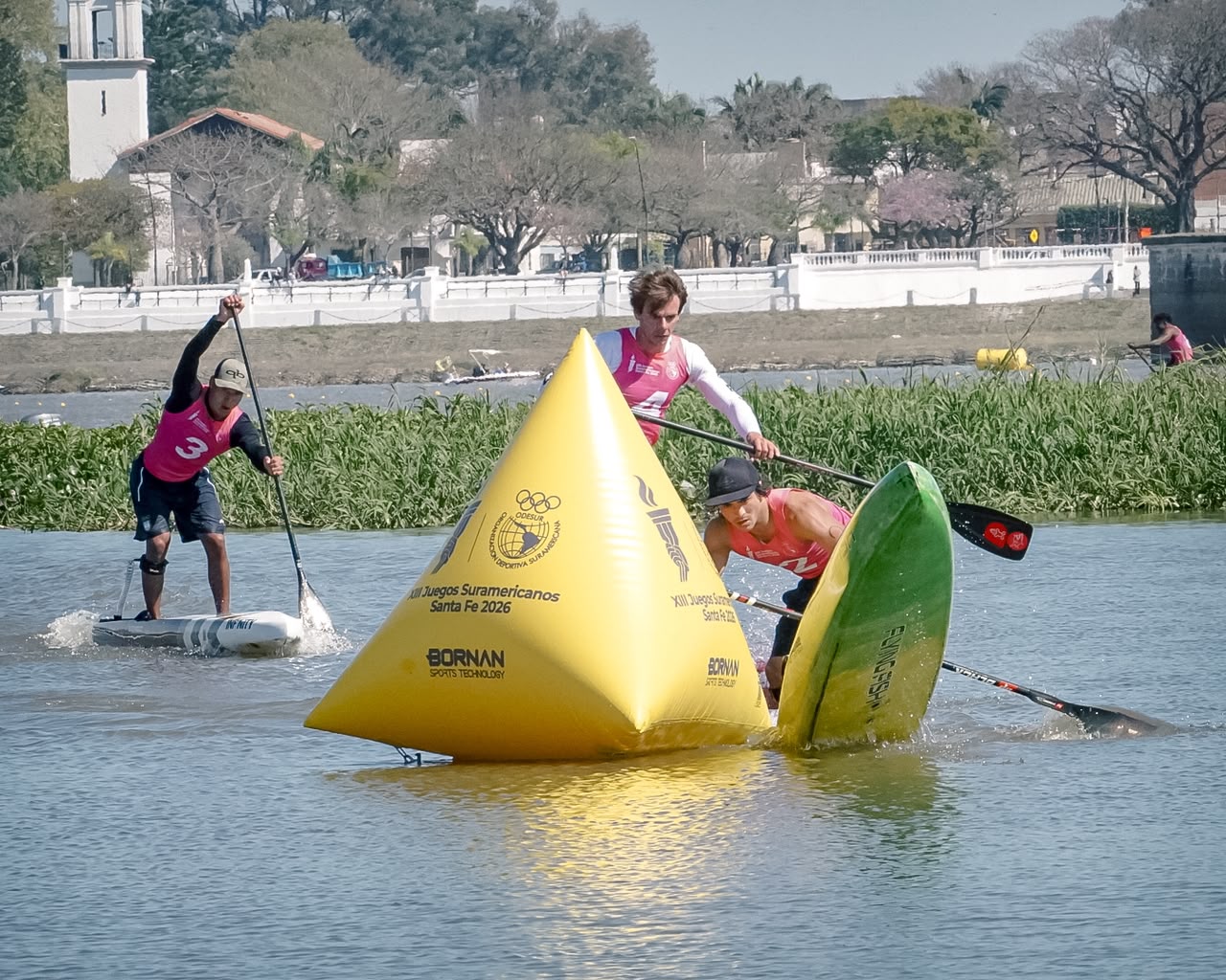 Santino tomando una boya con su tabla Flying Fish durante la carrera técnica en ODESUR