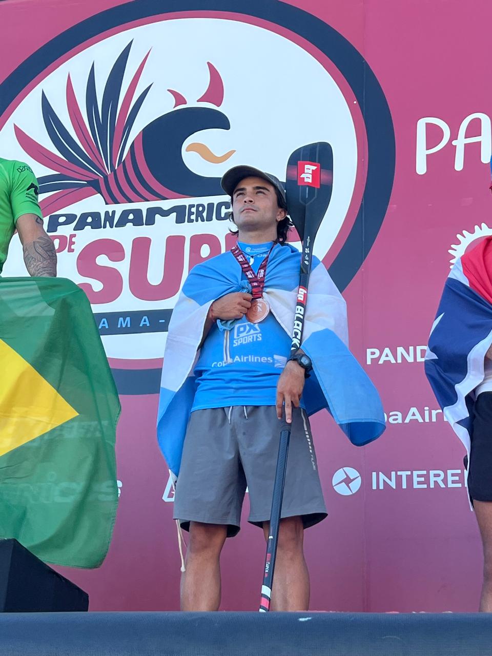 Santino en el podio de los Panamericanos de Surf en Playa Venao, Panamá