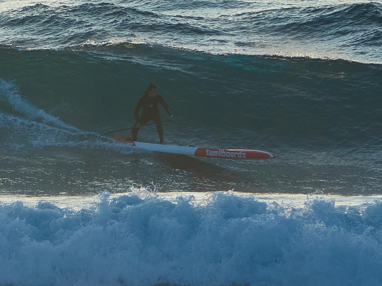 Santino entrando en una ola
